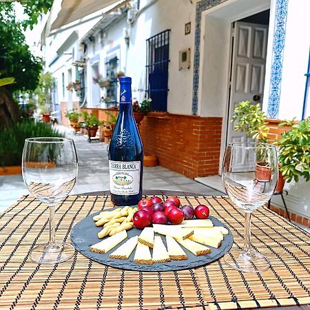 Tipico Y Pintoresco Patio De Vecinos, Con Encanto Seville Exterior photo